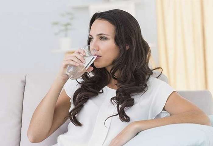 Minum air putih saat bangun tidur dan kondisi perut kosong akan melembapkan kulit tubuh dan memberi kekuatan untuk melakukan aktivitas.
